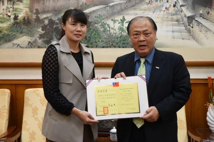顏華雯榮獲澎湖首位全國大專優秀青年