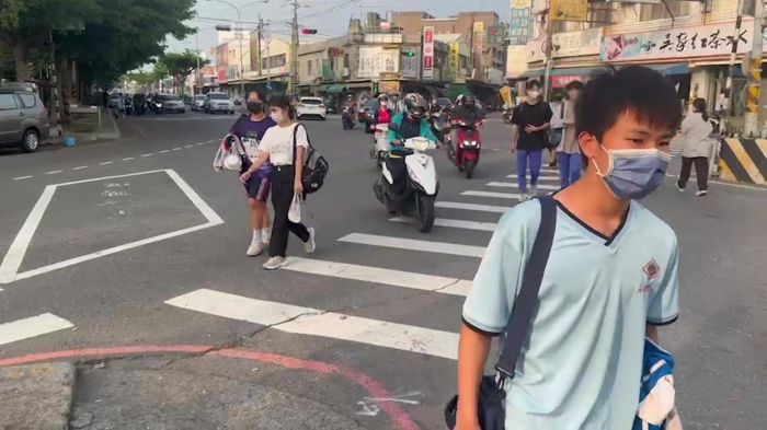 汽機車穿越人群爭道 學生上下學走斑馬線仍心驚驚