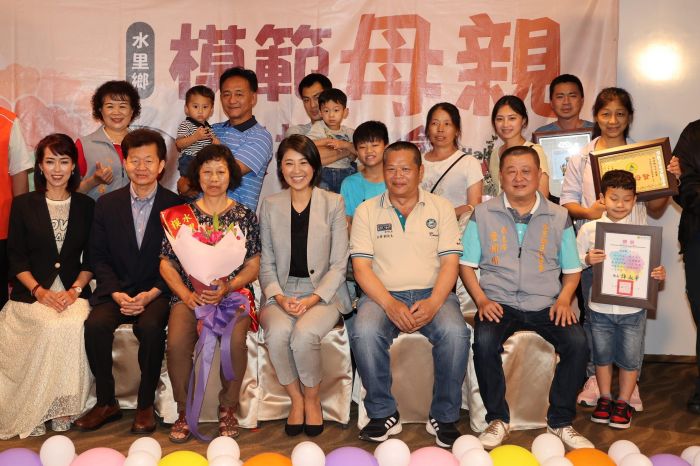 水里、集集母親節表揚　許淑華趕場祝賀