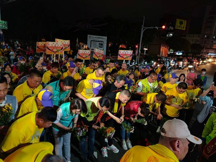 南瑤宮笨港進香回鑾 遶境彰化市區信眾跪拜獻花迎媽祖