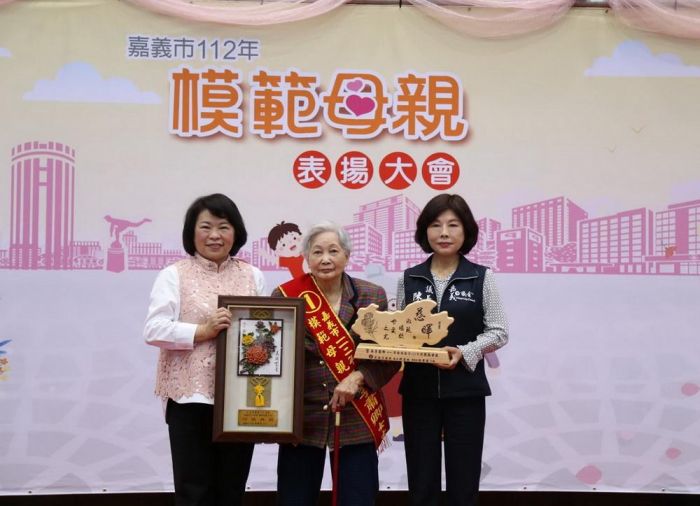 嘉市模範母親表揚大會 17位模範母親、7位慈馨媽媽獲表揚