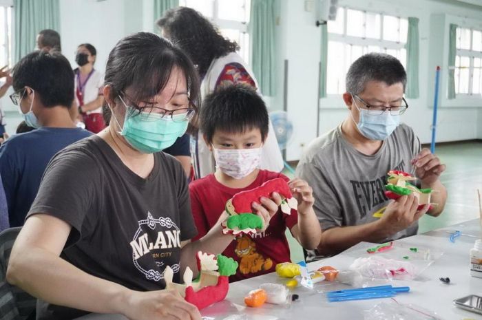 社教館「親子共學巡迴列車」 手創黏土賽龍舟木器筆插座