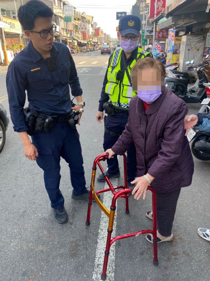 老嫗呆站路旁多時　暖護送返家足感心