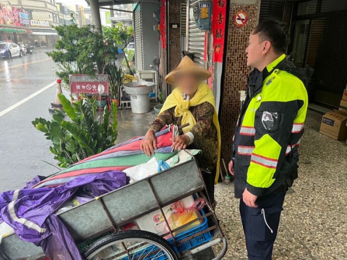 8旬婦大雨中獨行　西螺警護送平安返家