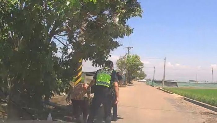 失智老嫗獨坐路旁　崙背警護送返家