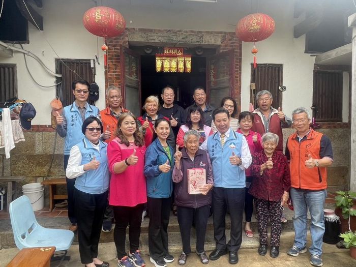 金門縣長偕同夫人關懷高齡母親 祝賀母親節快樂