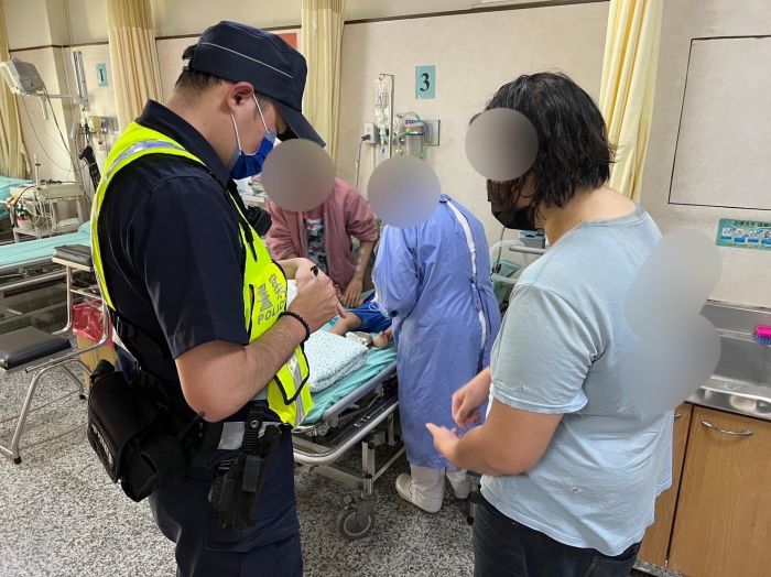 小孩高燒急送醫　暖警駕駛巡邏車協助送醫