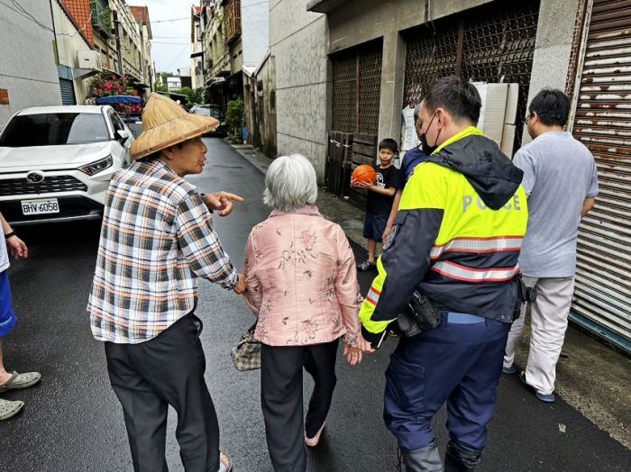 8旬老婦雨中迷失  暖警即時助返家