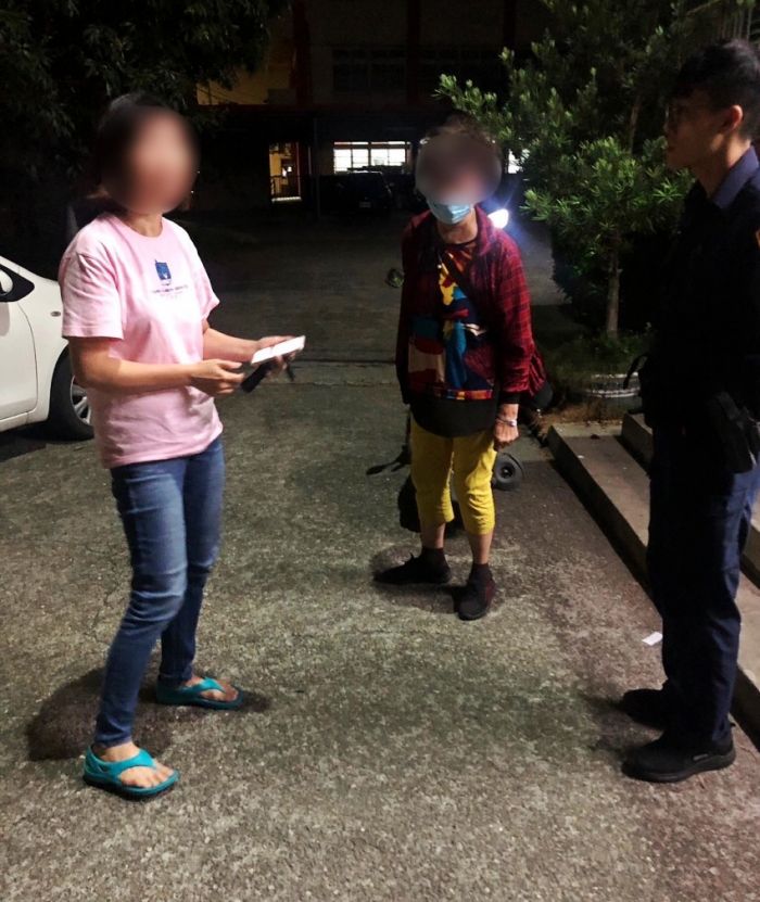 騎機車迷途且油耗殆盡　老婦人緊張徘徊超商前