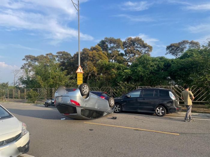 下班駕車疑恍神自撞翻車　竹南警迅速馳援恢復順暢