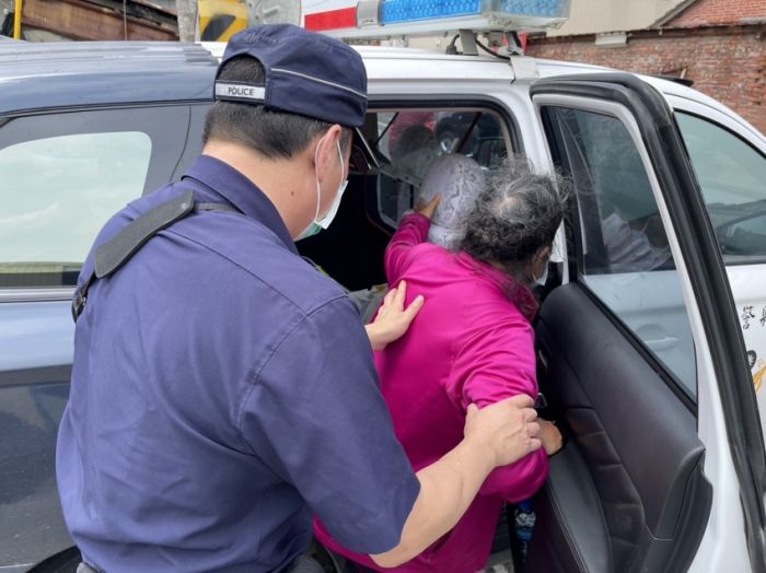  老婦外出採購路倒　豐榮警助返家