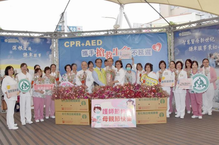 為彰基醫護打氣 彰化市長林世賢贈康乃馨