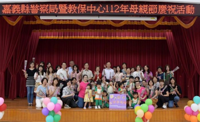 嘉縣警局慶祝母親節局長致贈康乃馨花束感謝女性同仁辛勞