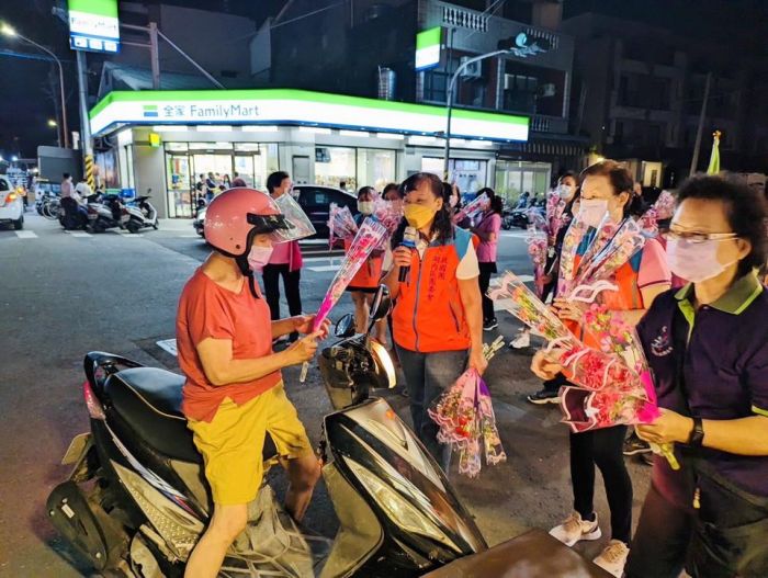 高雄市救國團號召義工慶祝母親節公益連線活動