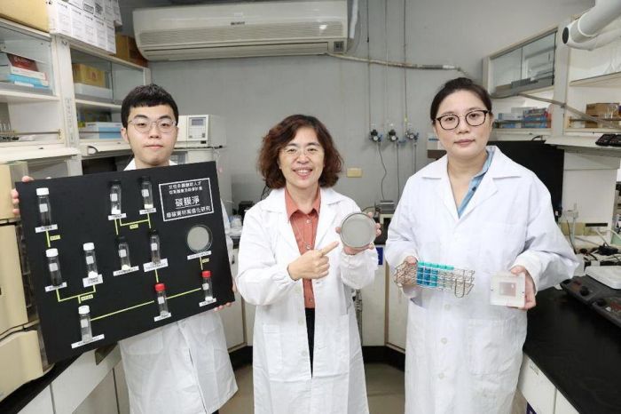 高雄大學土環系特聘教授袁菁　開發綠色光觸媒「碳膜淨」