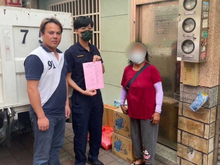 善心人士關懷弱勢　警偕同發送物資
