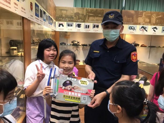 澎湖警犬萌樣來宣導　創意防詐文宣贈鄉親