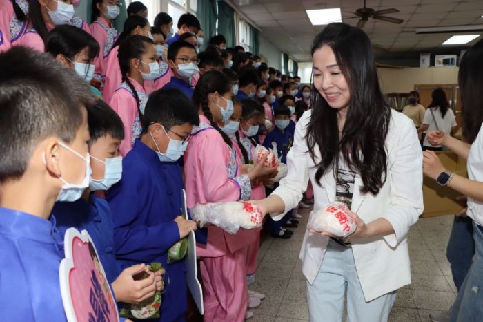 建國國中、小合唱團全國歌謠賽表現優異　苗栗縣長夫人陳美琦嘉勉為縣爭光
