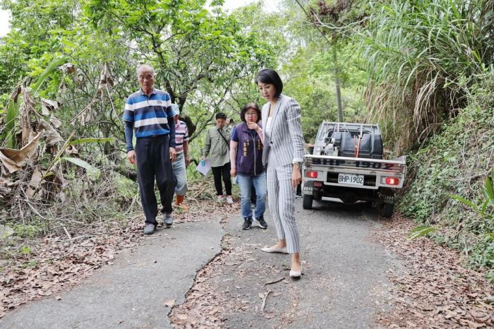許淑華縣長會勘中寮鄉　將花費1400萬改善多處道路