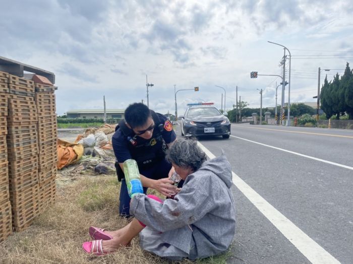 失智婦癱坐路旁2小時　陪伴等待家屬帶回