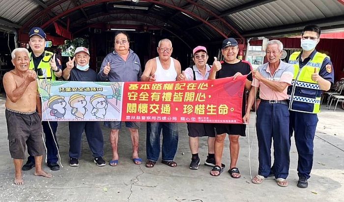 向長者宣導交通安全觀念　和心警發送反光貼紙保平安