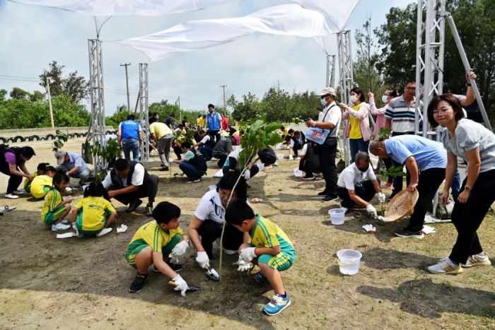 椬梧滯洪池百人植樹　張麗善期待孕育美麗海岸線