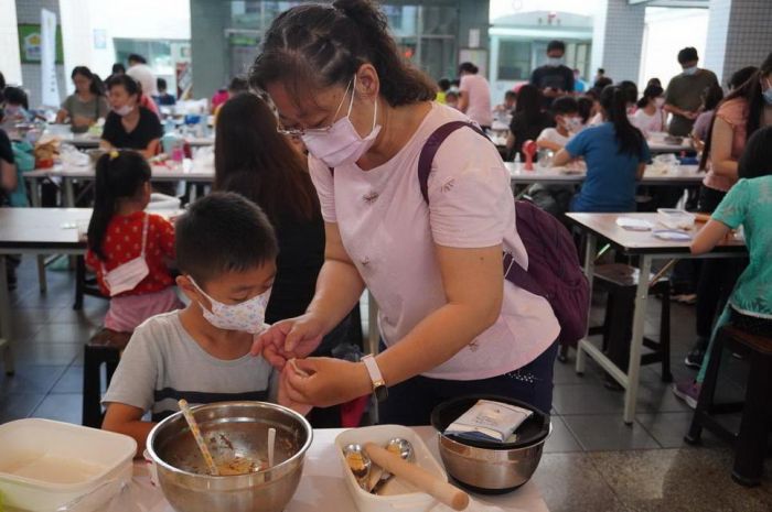 高市社教館舉辦小小廚師手作金元寶活動