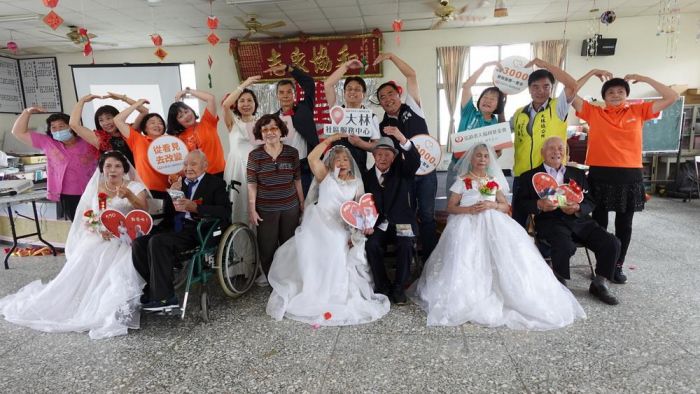 阿公阿嬤們相約520浪漫牽手　弘道舉辦不老婚禮圓夢