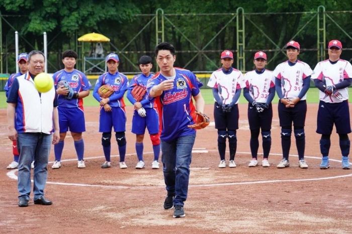 企業女子壘球聯賽台北開幕戰　蔣萬安為賽事開球