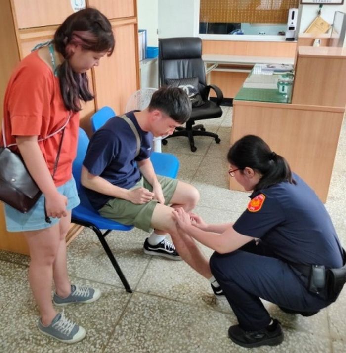 遊客不慎受傷　外垵暖警先行包紮處理