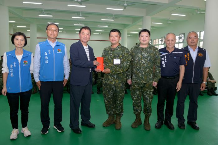 鍾東錦慰問教召後備軍人致贈加菜金
