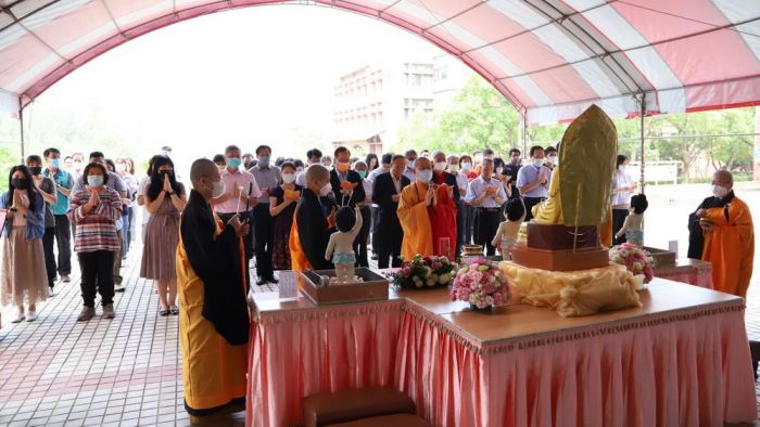 佛光山圓福寺攜手南華大學感念佛陀恩德  師生齊聚浴佛