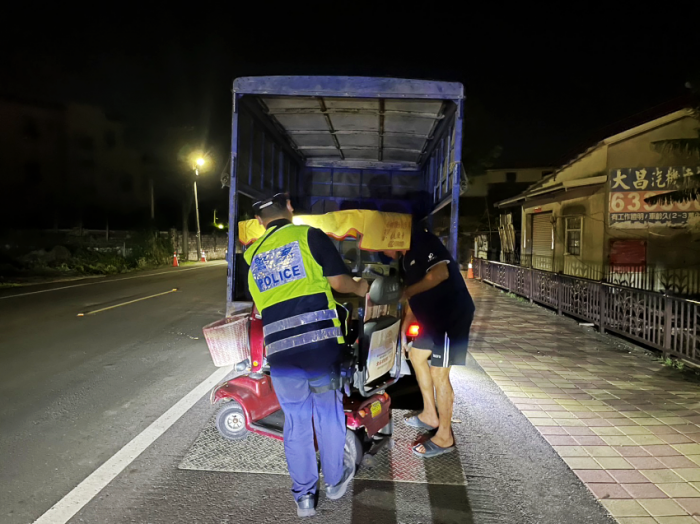 電動車耗電殆盡拋錨路旁　二崙警獲報助返家