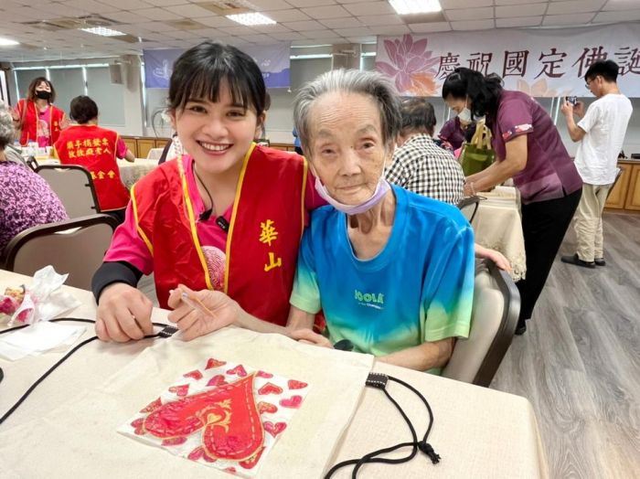 浴佛節華山基金會響應「愛祝福」 為老寶貝祈福
