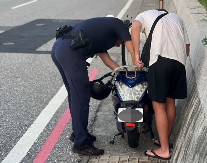 義大利遊客機車不來電　通梁警協助更換電池