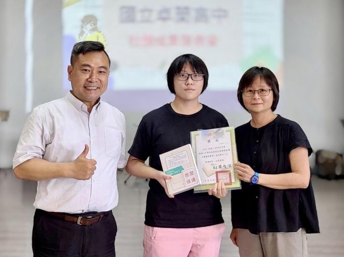 苗栗卓蘭高中禰豆子閱讀破千冊　獲頒畢業生「閱讀楷模獎」
