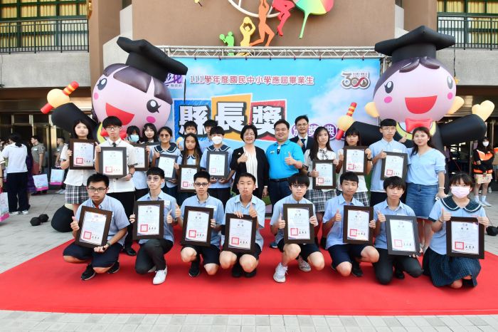 彰化縣606位國中應屆畢業生獲縣長獎 王惠美親送祝福