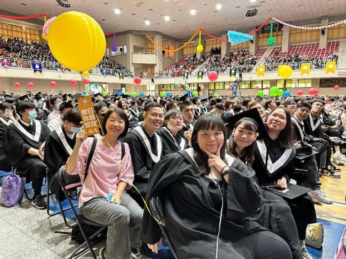 輔英科大近3千學生畢業  潘菁花獲僑務委員長獎