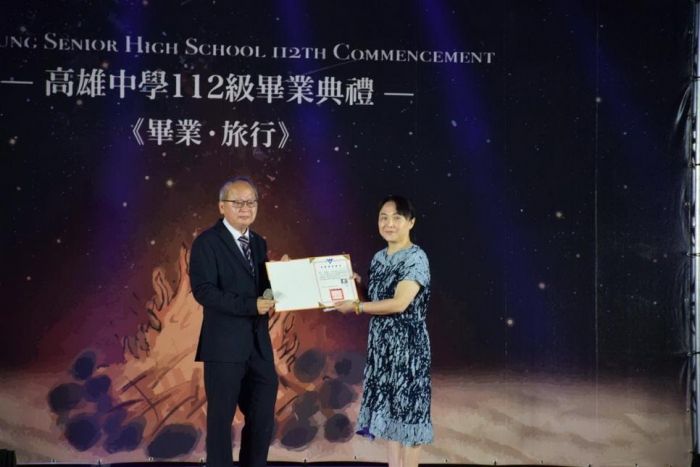 雄中自衛隊事件中輟遲到了76年　翁昭福獲頒榮譽畢業贈書