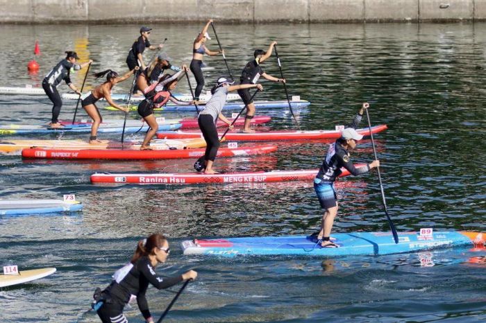 高雄海洋派對嗨起來　SUP立式划槳登場近200名好手參賽