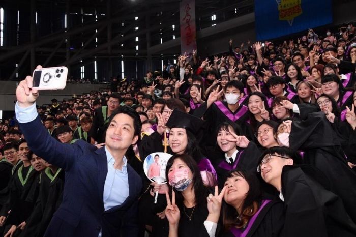 文化大學畢業典禮　蔣萬安勉勵畢業生「Stay Hungry,Stay Foolish」