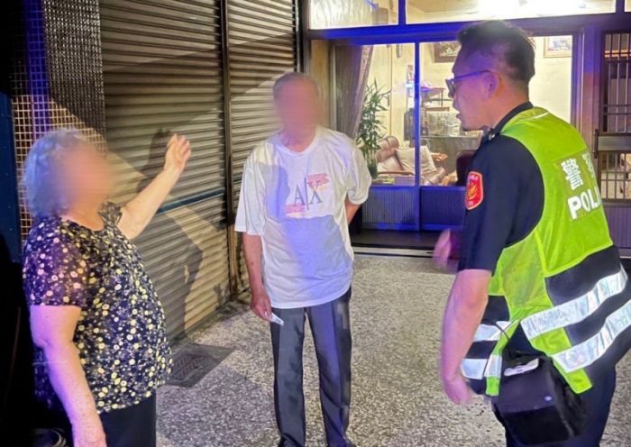 老翁深夜吃宵夜迷路　警獲報護送返家