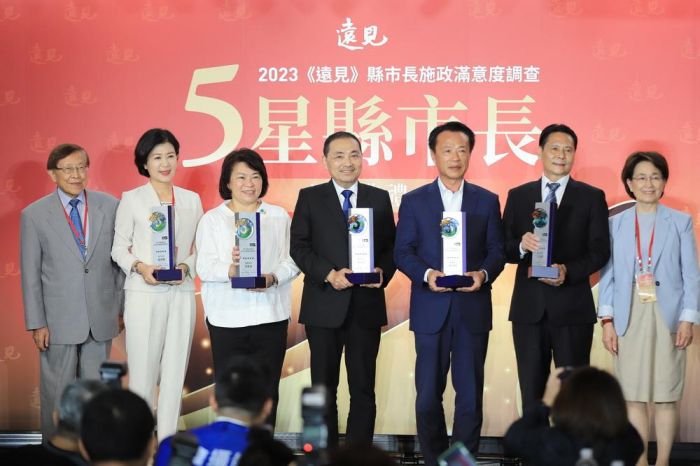 蟬聯五星首長殊榮 翁章梁領獎讚鄉親五星縣民
