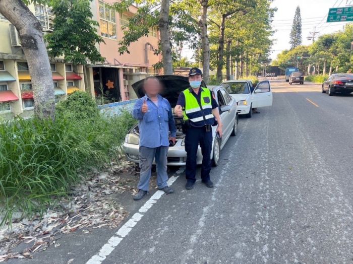 男子開車拋錨路中間　巡邏警途經忙救援