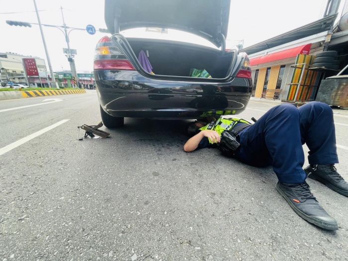 喵星人卡車底　頭份警協助脫困