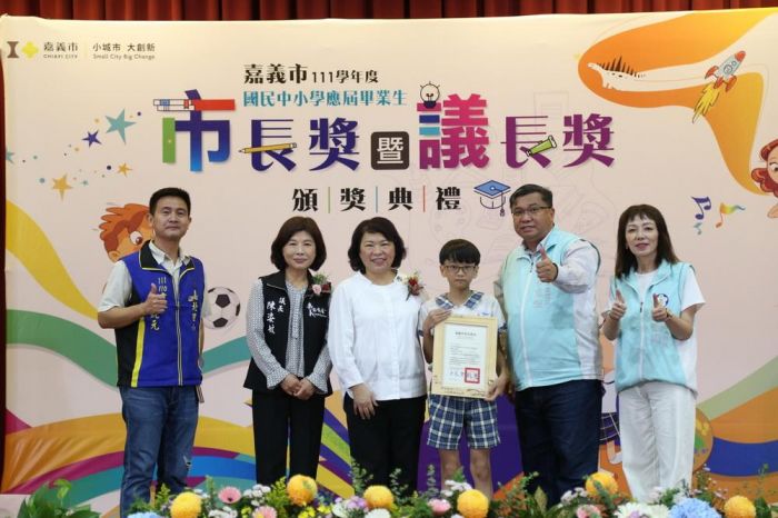 111學年度國民中小學應屆畢業生市長獎暨議長獎頒獎典禮