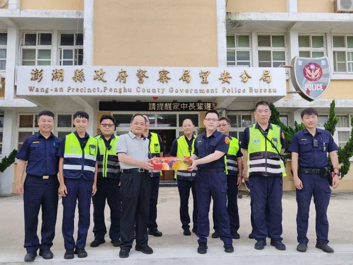 迎端午　澎湖縣警察局長林逢泉前往望安分局慰勞同仁