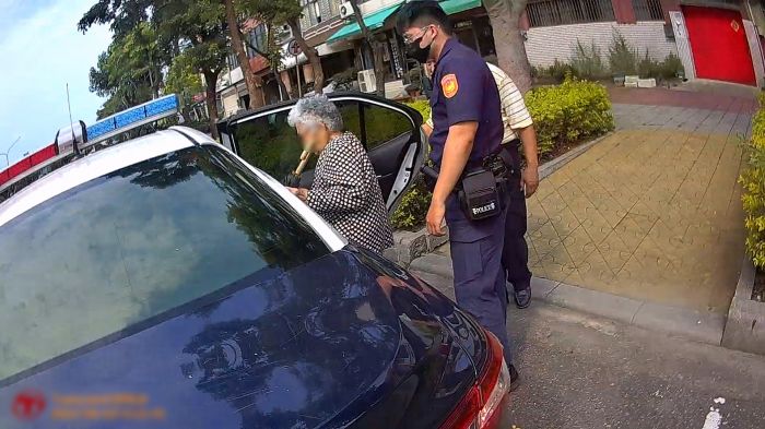 9旬婦行動不便　熱心警炎炎夏日護返家