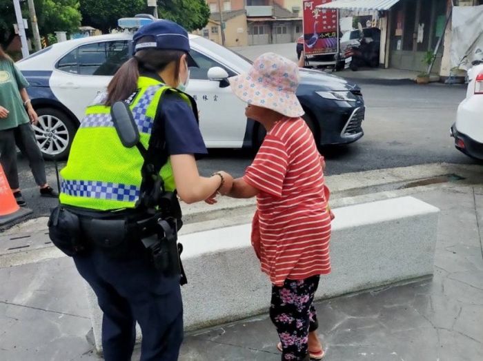 瘖啞婦迷失街頭　二崙警獲報助返家