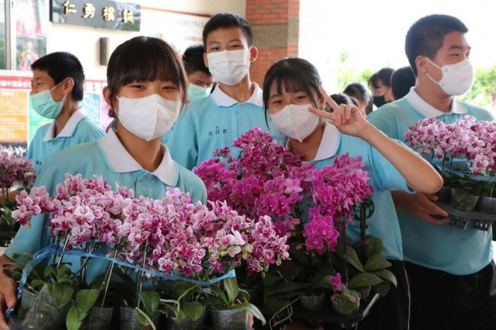 南榮國中畢業生家長　致贈全校師生蘭花3000盆